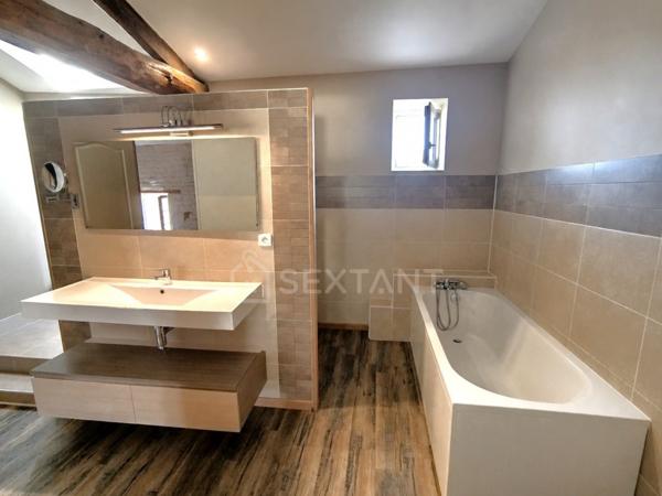 CHARENTAISE DE CARACTÈRE – 276 M² HABITABLES – 4 CHAMBRES – DÉPENDANCES