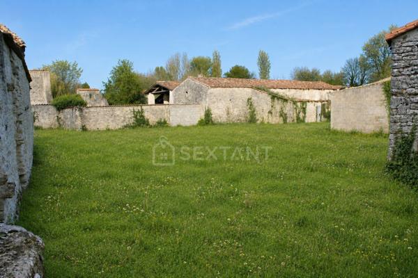 CHARENTAISE DE CARACTÈRE – 276 M² HABITABLES – 4 CHAMBRES – DÉPENDANCES