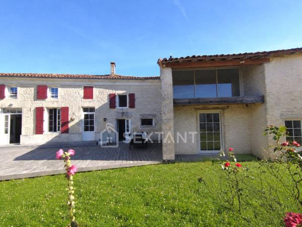 CHARENTAISE DE CARACTÈRE – 276 M² HABITABLES – 4 CHAMBRES – DÉPENDANCES