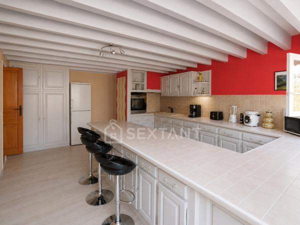 CHARENTAISE DE CARACTÈRE – 276 M² HABITABLES – 4 CHAMBRES – DÉPENDANCES
