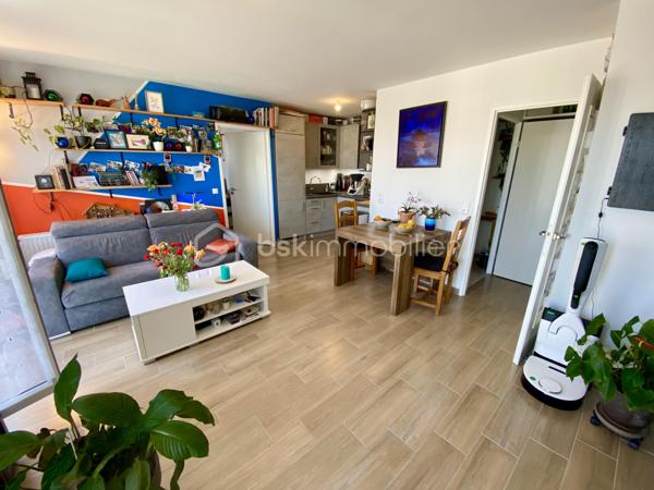 A Drancy, proche de Bobigny, l'appartement est au 4ème et dernier étage d'une résidence recherchée de 2022, au calme, et vous êtes également à 2' des petits commerces et à 10' du RER.
Il saura vous séduire par la qualité et le charme de la copropriété et par ses décorations et aménagements. Les 2 pièces donnent sur la terrasse.

On entre dans le bâtiment par une entrée sécurisée. 
L'entrée de l'appartement a été aménagée avec plusieurs rangements. 
On peut ensuite accéder à la pièce de vie ou au grand WC indépendant.
La pièce de vie de 26 m² comprend la cuisine équipée et aménagée avec goût et qualité, le salon et la salle à manger. Elle est parfaitement ensoleillée, avec l'exposition Est. L'accès terrasse est facilité par 2 grandes portes-fenêtres.
L'espace nuit s'organise avec 1 chambre de 12,5 m² donnant sur la terrasse également et une salle de bain de 6 m². 
Le bien est complété par une 1 place de parking sécurisée en sous-sol et des locaux collectifs pour motos et vélos. 

Tous les matériaux utilisés sont de belle qualité, assurant une isolation et un confort optimal. La décoration des sols, murs et mobiliers est également en harmonie, rehaussant le charme de chaque pièce.

Les +++ : une copropriété qualitative et c'est visible, un bâtiment de 2022 !, 1 immeuble sécurisé avec interphone, des parties communes qualitatives et bien entretenues, 1 VMC individuelle, du double vitrage de qualité, une luminosité remarquable toute la journée, le salon-salle à manger de 26 m² transformable en salon et 2ème chambre, un carrelage magnifique pour toutes les pièces, et un DPE de classe C. 
L'accès est simple à toutes les commodités : proximité des petits commerces et 10' en bus à destination RER B ou du métro 5.

Ne tardez pas à visiter ce petit bijou ! Bien exceptionnel sur le marché !