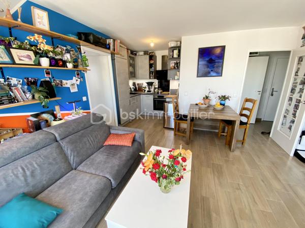 A Drancy, proche de Bobigny, l'appartement est au 4ème et dernier étage d'une résidence recherchée de 2022, au calme, et vous êtes également à 2' des petits commerces et à 10' du RER.
Il saura vous séduire par la qualité et le charme de la copropriété et par ses décorations et aménagements. Les 2 pièces donnent sur la terrasse.

On entre dans le bâtiment par une entrée sécurisée. 
L'entrée de l'appartement a été aménagée avec plusieurs rangements. 
On peut ensuite accéder à la pièce de vie ou au grand WC indépendant.
La pièce de vie de 26 m² comprend la cuisine équipée et aménagée avec goût et qualité, le salon et la salle à manger. Elle est parfaitement ensoleillée, avec l'exposition Est. L'accès terrasse est facilité par 2 grandes portes-fenêtres.
L'espace nuit s'organise avec 1 chambre de 12,5 m² donnant sur la terrasse également et une salle de bain de 6 m². 
Le bien est complété par une 1 place de parking sécurisée en sous-sol et des locaux collectifs pour motos et vélos. 

Tous les matériaux utilisés sont de belle qualité, assurant une isolation et un confort optimal. La décoration des sols, murs et mobiliers est également en harmonie, rehaussant le charme de chaque pièce.

Les +++ : une copropriété qualitative et c'est visible, un bâtiment de 2022 !, 1 immeuble sécurisé avec interphone, des parties communes qualitatives et bien entretenues, 1 VMC individuelle, du double vitrage de qualité, une luminosité remarquable toute la journée, le salon-salle à manger de 26 m² transformable en salon et 2ème chambre, un carrelage magnifique pour toutes les pièces, et un DPE de classe C. 
L'accès est simple à toutes les commodités : proximité des petits commerces et 10' en bus à destination RER B ou du métro 5.

Ne tardez pas à visiter ce petit bijou ! Bien exceptionnel sur le marché !