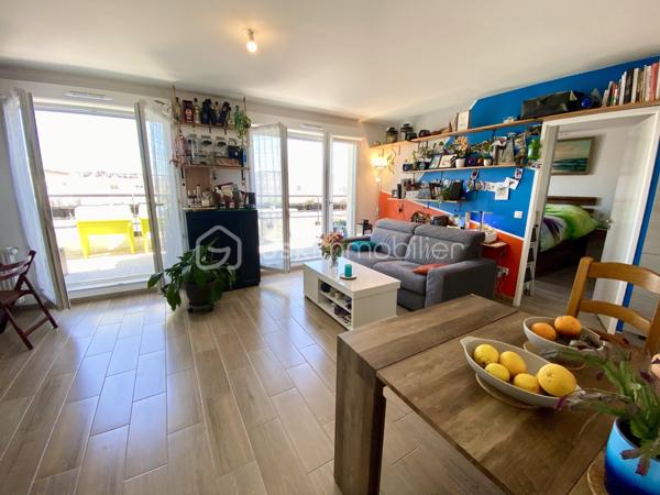 A Drancy, proche de Bobigny, l'appartement est au 4ème et dernier étage d'une résidence recherchée de 2022, au calme, et vous êtes également à 2' des petits commerces et à 10' du RER.
Il saura vous séduire par la qualité et le charme de la copropriété et par ses décorations et aménagements. Les 2 pièces donnent sur la terrasse.

On entre dans le bâtiment par une entrée sécurisée. 
L'entrée de l'appartement a été aménagée avec plusieurs rangements. 
On peut ensuite accéder à la pièce de vie ou au grand WC indépendant.
La pièce de vie de 26 m² comprend la cuisine équipée et aménagée avec goût et qualité, le salon et la salle à manger. Elle est parfaitement ensoleillée, avec l'exposition Est. L'accès terrasse est facilité par 2 grandes portes-fenêtres.
L'espace nuit s'organise avec 1 chambre de 12,5 m² donnant sur la terrasse également et une salle de bain de 6 m². 
Le bien est complété par une 1 place de parking sécurisée en sous-sol et des locaux collectifs pour motos et vélos. 

Tous les matériaux utilisés sont de belle qualité, assurant une isolation et un confort optimal. La décoration des sols, murs et mobiliers est également en harmonie, rehaussant le charme de chaque pièce.

Les +++ : une copropriété qualitative et c'est visible, un bâtiment de 2022 !, 1 immeuble sécurisé avec interphone, des parties communes qualitatives et bien entretenues, 1 VMC individuelle, du double vitrage de qualité, une luminosité remarquable toute la journée, le salon-salle à manger de 26 m² transformable en salon et 2ème chambre, un carrelage magnifique pour toutes les pièces, et un DPE de classe C. 
L'accès est simple à toutes les commodités : proximité des petits commerces et 10' en bus à destination RER B ou du métro 5.

Ne tardez pas à visiter ce petit bijou ! Bien exceptionnel sur le marché !