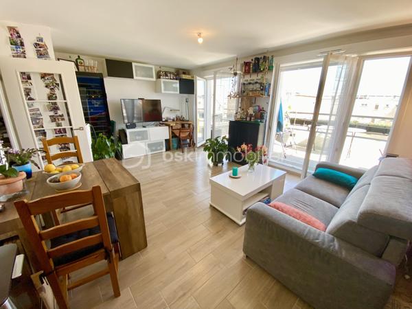 A Drancy, proche de Bobigny, l'appartement est au 4ème et dernier étage d'une résidence recherchée de 2022, au calme, et vous êtes également à 2' des petits commerces et à 10' du RER.
Il saura vous séduire par la qualité et le charme de la copropriété et par ses décorations et aménagements. Les 2 pièces donnent sur la terrasse.

On entre dans le bâtiment par une entrée sécurisée. 
L'entrée de l'appartement a été aménagée avec plusieurs rangements. 
On peut ensuite accéder à la pièce de vie ou au grand WC indépendant.
La pièce de vie de 26 m² comprend la cuisine équipée et aménagée avec goût et qualité, le salon et la salle à manger. Elle est parfaitement ensoleillée, avec l'exposition Est. L'accès terrasse est facilité par 2 grandes portes-fenêtres.
L'espace nuit s'organise avec 1 chambre de 12,5 m² donnant sur la terrasse également et une salle de bain de 6 m². 
Le bien est complété par une 1 place de parking sécurisée en sous-sol et des locaux collectifs pour motos et vélos. 

Tous les matériaux utilisés sont de belle qualité, assurant une isolation et un confort optimal. La décoration des sols, murs et mobiliers est également en harmonie, rehaussant le charme de chaque pièce.

Les +++ : une copropriété qualitative et c'est visible, un bâtiment de 2022 !, 1 immeuble sécurisé avec interphone, des parties communes qualitatives et bien entretenues, 1 VMC individuelle, du double vitrage de qualité, une luminosité remarquable toute la journée, le salon-salle à manger de 26 m² transformable en salon et 2ème chambre, un carrelage magnifique pour toutes les pièces, et un DPE de classe C. 
L'accès est simple à toutes les commodités : proximité des petits commerces et 10' en bus à destination RER B ou du métro 5.

Ne tardez pas à visiter ce petit bijou ! Bien exceptionnel sur le marché !