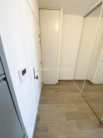 A Drancy, proche de Bobigny, l'appartement est au 4ème et dernier étage d'une résidence recherchée de 2022, au calme, et vous êtes également à 2' des petits commerces et à 10' du RER.
Il saura vous séduire par la qualité et le charme de la copropriété et par ses décorations et aménagements. Les 2 pièces donnent sur la terrasse.

On entre dans le bâtiment par une entrée sécurisée. 
L'entrée de l'appartement a été aménagée avec plusieurs rangements. 
On peut ensuite accéder à la pièce de vie ou au grand WC indépendant.
La pièce de vie de 26 m² comprend la cuisine équipée et aménagée avec goût et qualité, le salon et la salle à manger. Elle est parfaitement ensoleillée, avec l'exposition Est. L'accès terrasse est facilité par 2 grandes portes-fenêtres.
L'espace nuit s'organise avec 1 chambre de 12,5 m² donnant sur la terrasse également et une salle de bain de 6 m². 
Le bien est complété par une 1 place de parking sécurisée en sous-sol et des locaux collectifs pour motos et vélos. 

Tous les matériaux utilisés sont de belle qualité, assurant une isolation et un confort optimal. La décoration des sols, murs et mobiliers est également en harmonie, rehaussant le charme de chaque pièce.

Les +++ : une copropriété qualitative et c'est visible, un bâtiment de 2022 !, 1 immeuble sécurisé avec interphone, des parties communes qualitatives et bien entretenues, 1 VMC individuelle, du double vitrage de qualité, une luminosité remarquable toute la journée, le salon-salle à manger de 26 m² transformable en salon et 2ème chambre, un carrelage magnifique pour toutes les pièces, et un DPE de classe C. 
L'accès est simple à toutes les commodités : proximité des petits commerces et 10' en bus à destination RER B ou du métro 5.

Ne tardez pas à visiter ce petit bijou ! Bien exceptionnel sur le marché !