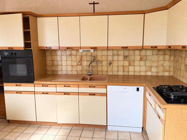 Maison de 1980, 70 m2, 2 ch garage et terrain