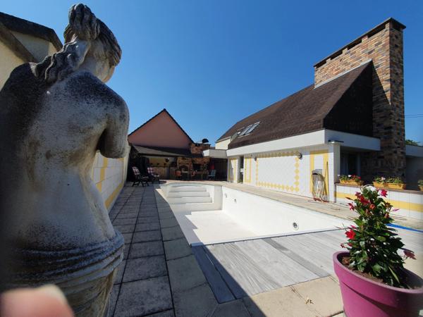 Quartier résidentiel au calme, maison d'architecte à rénover, 173 m², annexes 424 m² dont atelier et stockage, terrain 15 ares, Beaucoup de potentiel !