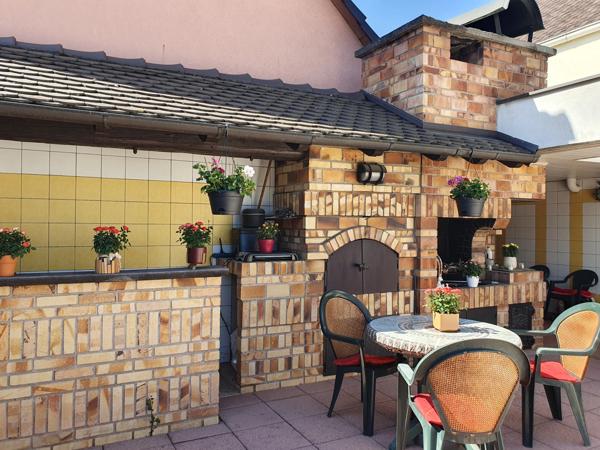 Quartier résidentiel au calme, maison d'architecte à rénover, 173 m², annexes 424 m² dont atelier et stockage, terrain 15 ares, Beaucoup de potentiel !