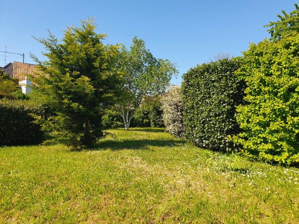 Quartier résidentiel au calme, maison d'architecte à rénover, 173 m², annexes 424 m² dont atelier et stockage, terrain 15 ares, Beaucoup de potentiel !