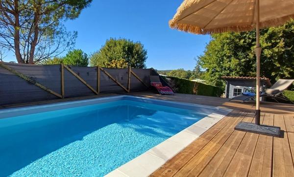 Maison à vendre 6 pièces  (16) ST YRIEIX, 5 chambres, garage, véranda, piscine.