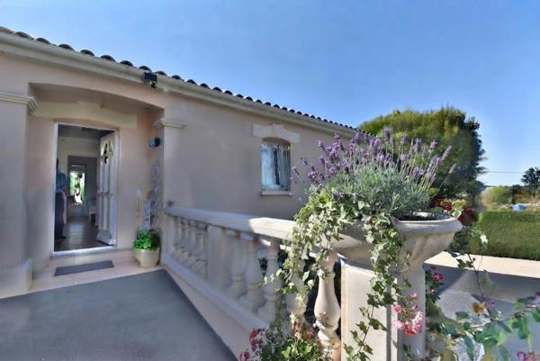 Maison à vendre 6 pièces  (16) ST YRIEIX, 5 chambres, garage, véranda, piscine.
