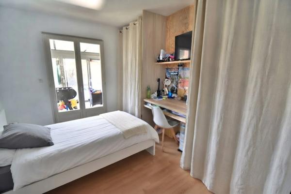 Maison à vendre 6 pièces  (16) ST YRIEIX, 5 chambres, garage, véranda, piscine.
