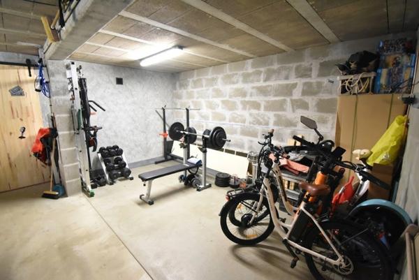 Maison à vendre 6 pièces  (16) ST YRIEIX, 5 chambres, garage, véranda, piscine.