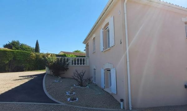Maison à vendre 6 pièces  (16) ST YRIEIX, 5 chambres, garage, véranda, piscine.