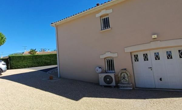 Maison à vendre 6 pièces  (16) ST YRIEIX, 5 chambres, garage, véranda, piscine.