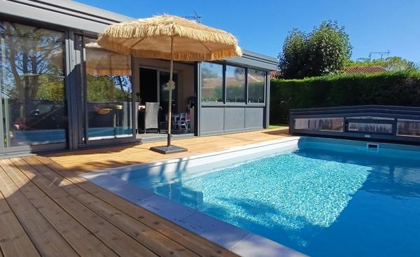 Maison à vendre 6 pièces  (16) ST YRIEIX, 5 chambres, garage, véranda, piscine.
