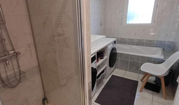 Maison à vendre 6 pièces  (16) ST YRIEIX, 5 chambres, garage, véranda, piscine.