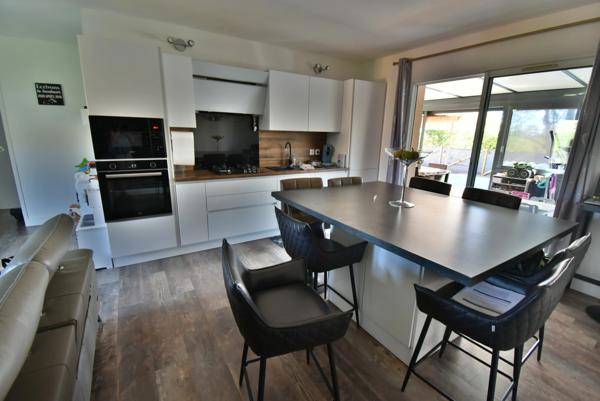 Maison à vendre 6 pièces  (16) ST YRIEIX, 5 chambres, garage, véranda, piscine.
