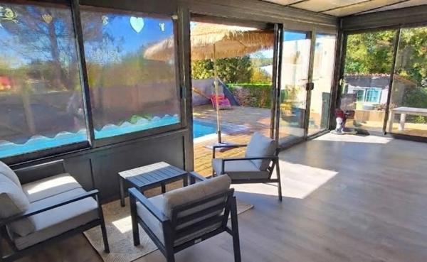 Maison à vendre 6 pièces  (16) ST YRIEIX, 5 chambres, garage, véranda, piscine.