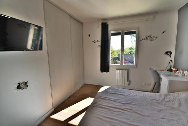 Maison à vendre 6 pièces  (16) ST YRIEIX, 5 chambres, garage, véranda, piscine.