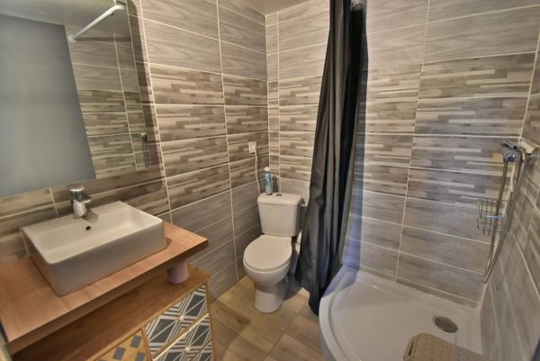 Maison à vendre 6 pièces  (16) ST YRIEIX, 5 chambres, garage, véranda, piscine.
