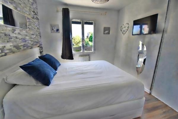 Maison à vendre 6 pièces  (16) ST YRIEIX, 5 chambres, garage, véranda, piscine.
