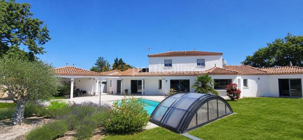 Vente
                Maison245 m² - 9 Pièces -
                    LA ROCHE SUR YON (85000)
