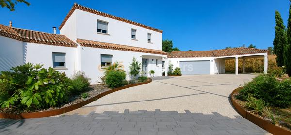 Vente
                Maison245 m² - 9 Pièces -
                    LA ROCHE SUR YON (85000)