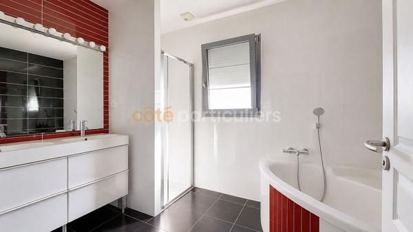 Vente
                Maison245 m² - 9 Pièces -
                    LA ROCHE SUR YON (85000)