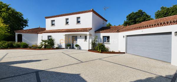 Vente
                Maison245 m² - 9 Pièces -
                    LA ROCHE SUR YON (85000)