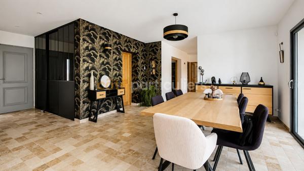 Vente
                Maison245 m² - 9 Pièces -
                    LA ROCHE SUR YON (85000)