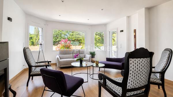 Vente
                Maison245 m² - 9 Pièces -
                    LA ROCHE SUR YON (85000)