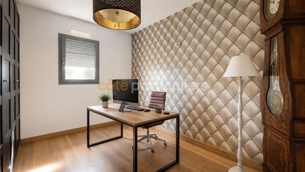 Vente
                Maison245 m² - 9 Pièces -
                    LA ROCHE SUR YON (85000)