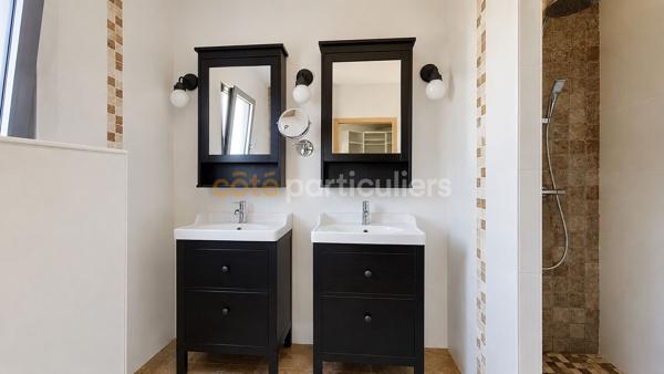 Vente
                Maison245 m² - 9 Pièces -
                    LA ROCHE SUR YON (85000)