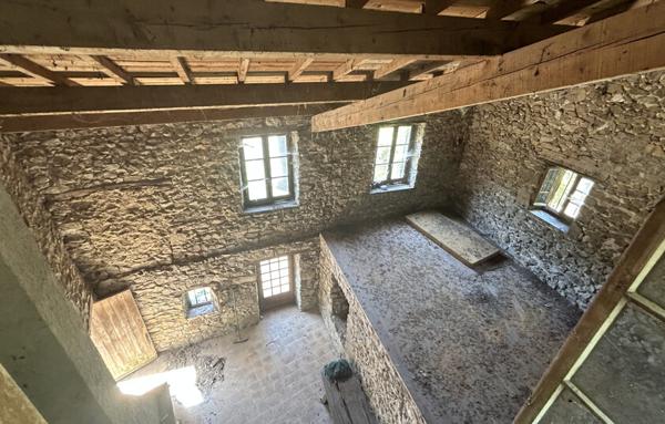 Maison en pierres à restaurer entièrement