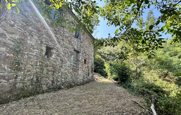 Maison en pierres à restaurer entièrement