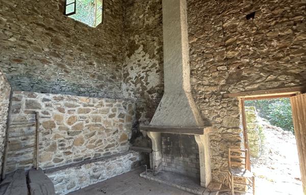 Maison en pierres à restaurer entièrement