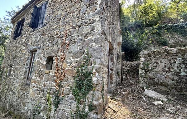 Maison en pierres à restaurer entièrement