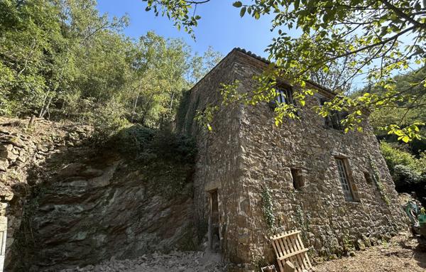 Maison en pierres à restaurer entièrement