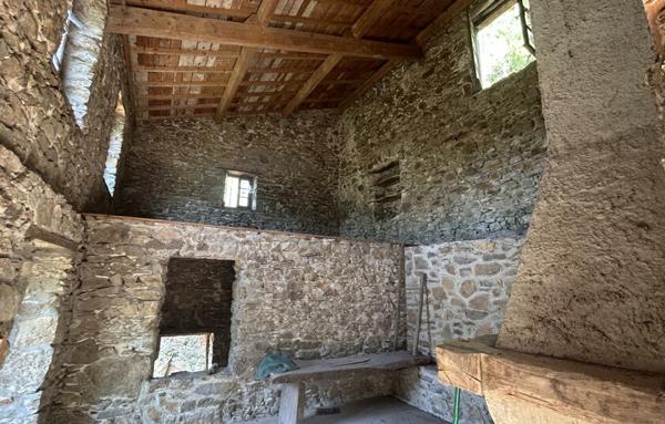Maison en pierres à restaurer entièrement