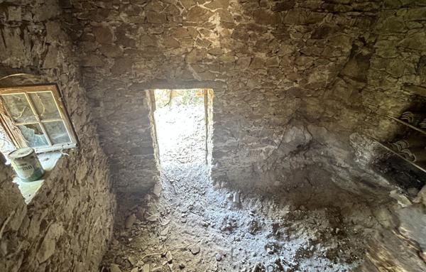 Maison en pierres à restaurer entièrement