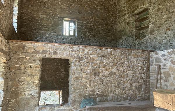 Maison en pierres à restaurer entièrement