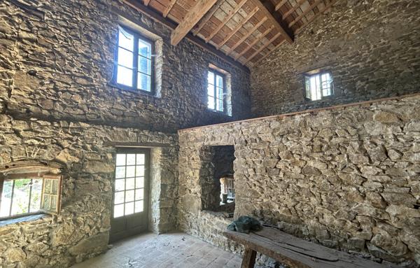 Maison en pierres à restaurer entièrement