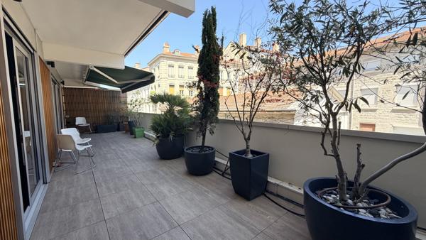Appartement de 147m2 avec belle terrasse et garage secteur Hotel de ville
