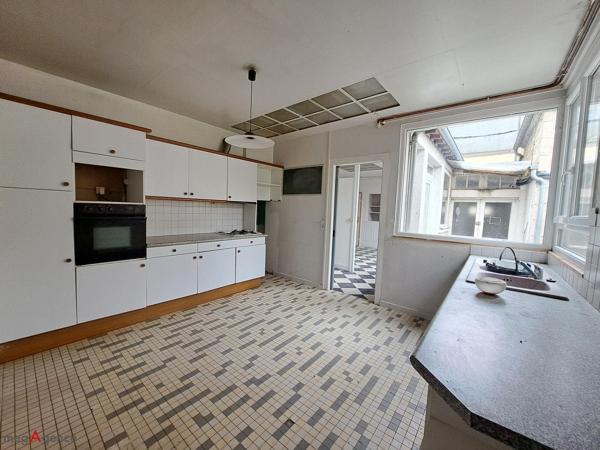 Immeuble à LE MELE-SUR-SARTHE, 61170 - 330m²