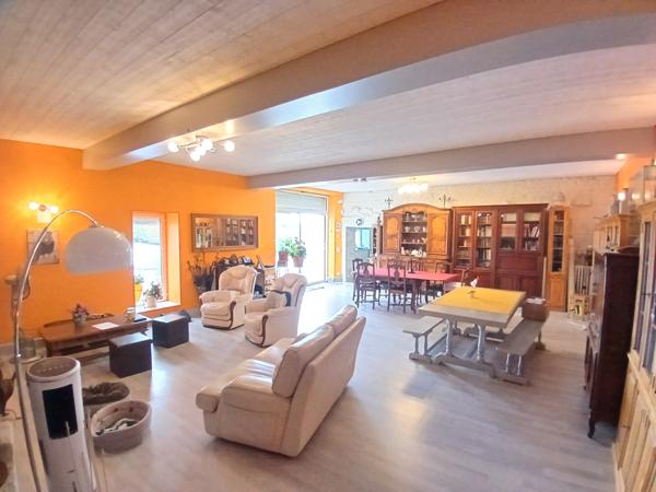Maison en pierre, volumes généreux et charme à MORNAC