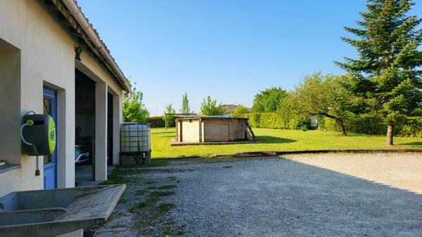 Maison en pierre, volumes généreux et charme à MORNAC