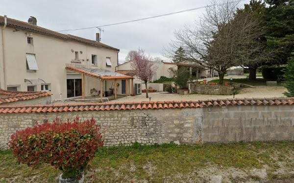 Maison en pierre, volumes généreux et charme à MORNAC