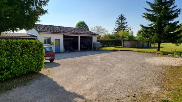 Maison en pierre, volumes généreux et charme à MORNAC