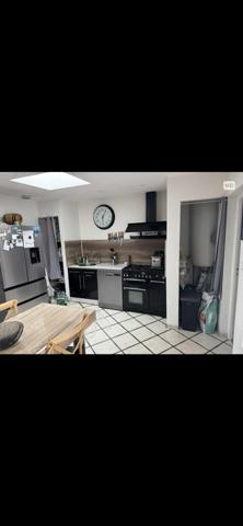 À Vendre – Maison familiale 3 chambres + bureau – 121 m² – Outreau , Localisation : Outreau, proche de toutes commodités (écoles, commerces, transports).  Caractéristiques : • Superficie : 121 m² • 3 chambres spacieuses • Un bureau idéal pour télétravail ou espace d’étude • Pièce de vie lumineuse • Cuisine équipée • Salle de bains moderne • Jardin/terrasse • Proche des écoles et services : parfait pour une vie de famille . Idéal pour installer votre famille dans un environnement pratique et convivial